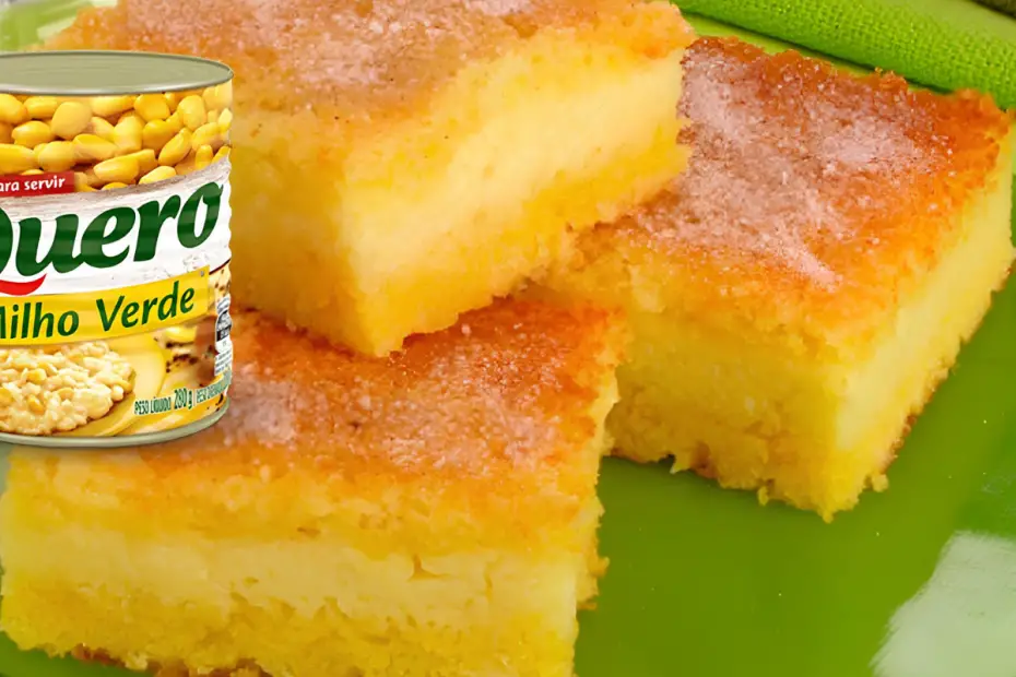 Um prato com pedaços de bolo de milho de lata.