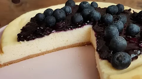 Uma torta de ricota com mirtilo low carb.