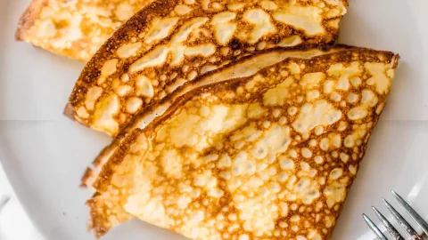 um prato com três Crepes de baunilha low carb recheadas com creme de mascarpo.