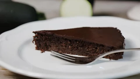 Um prato com uma fatia de bolo de chocolate ow carb com zucchini.