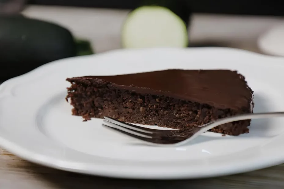 Um prato com uma fatia de bolo de chocolate low carb com zucchini