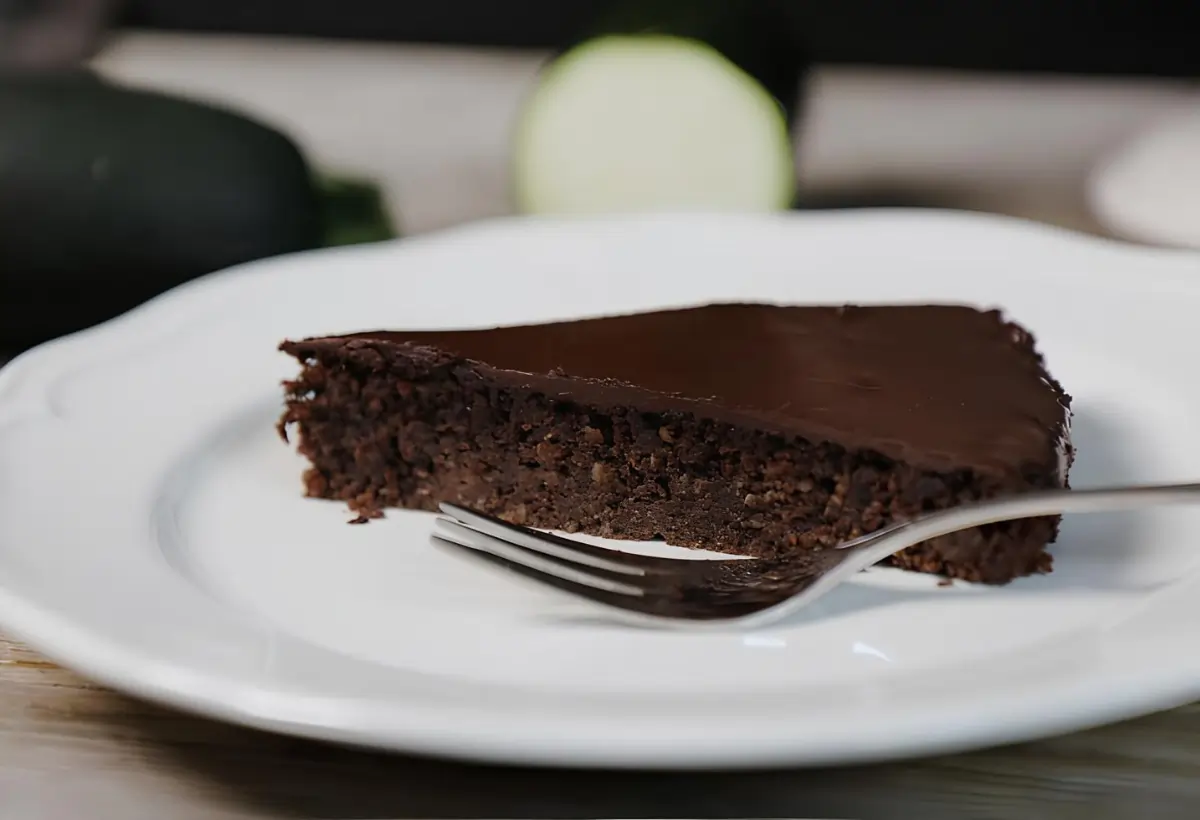 Um prato com uma fatia de bolo de chocolate low carb com zucchini