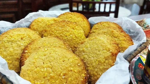 Uma tigela com vários biscoitos de flocão de milho.