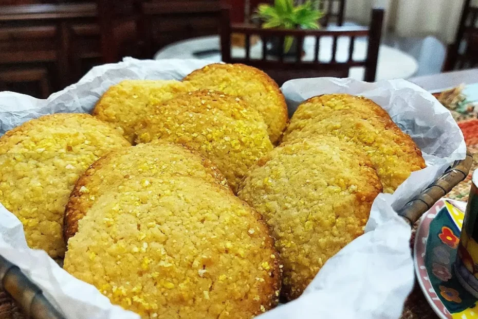 Um cestinho com vários biscoitos de flocão de milho