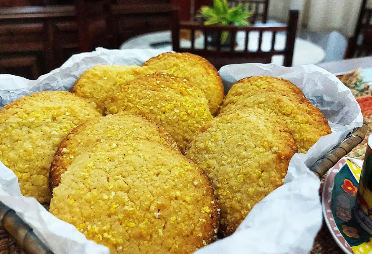 Um cestinho com vários biscoitos de flocão de milho