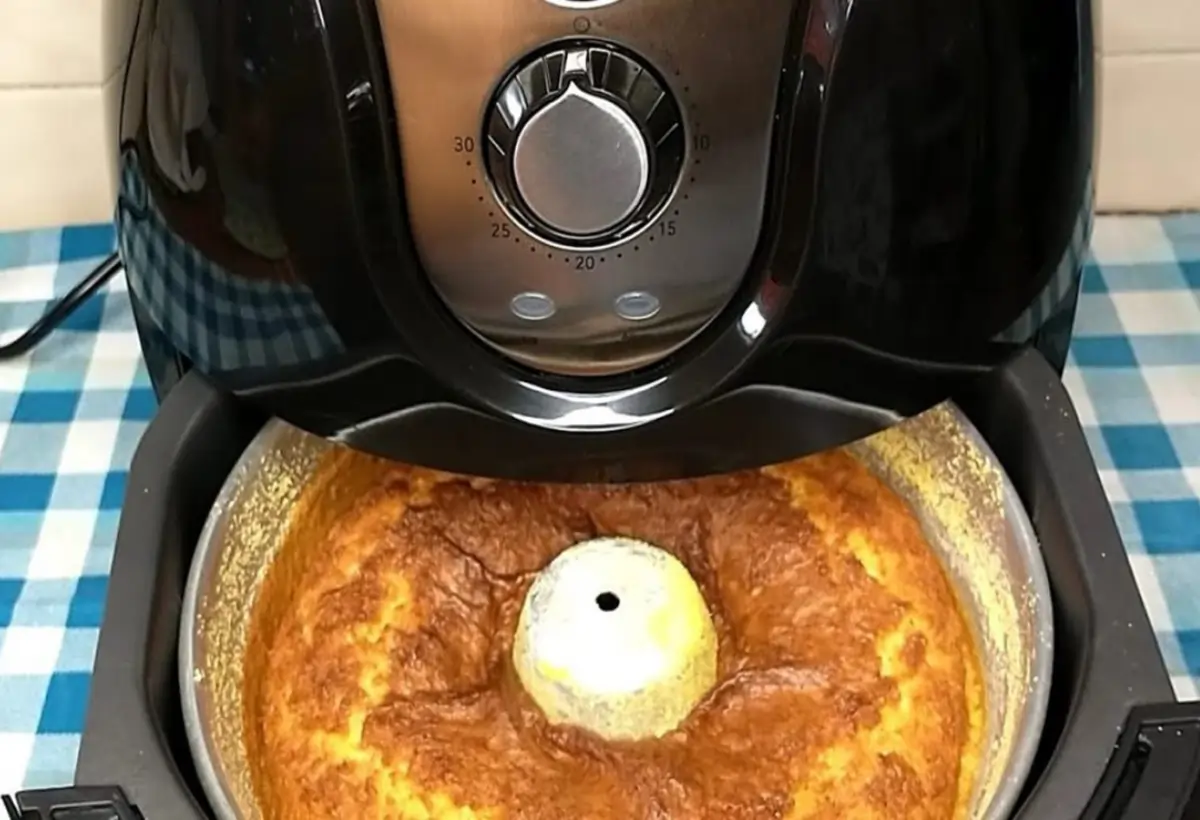 Um bolo flocão de milho sendo feito na Airfryer