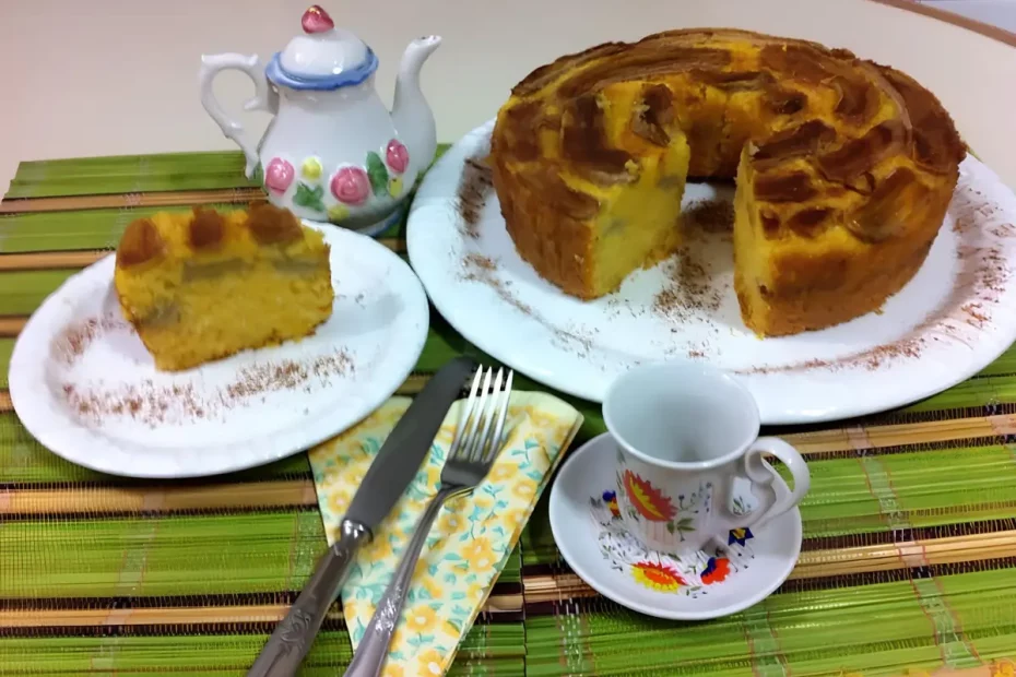 Uma mesa de café da manhã com bolo com flocão de milho.