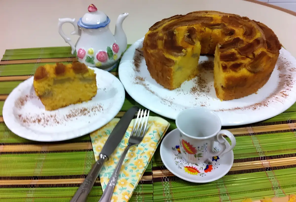 Uma mesa de café da manhã com bolo com flocão de milho.