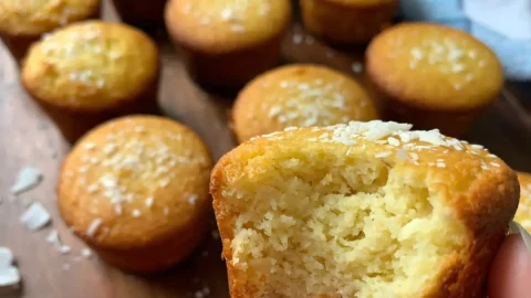 vários Muffins de coco e laranja low carb em cima de uma mesa.