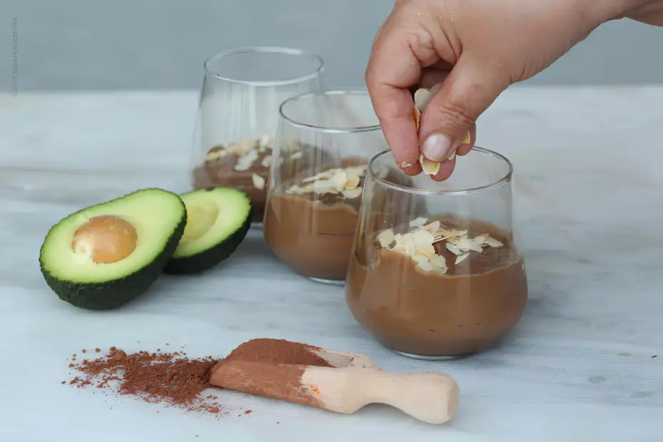 três taças de Parfait de chocolate e abacate low carb