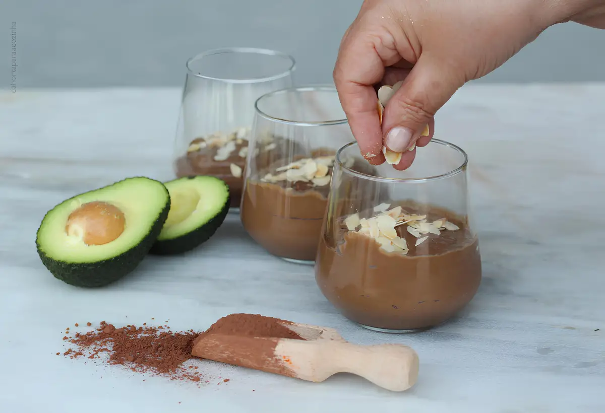 três taças de Parfait de chocolate e abacate low carb