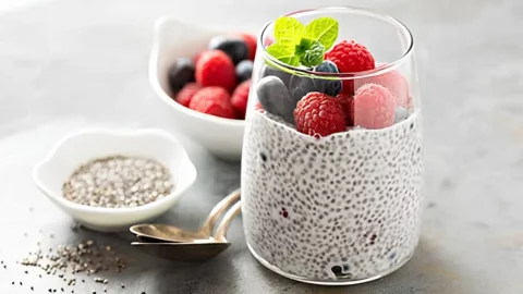 duas taças de Pudim de chia de baunilha e framboesa low carb.