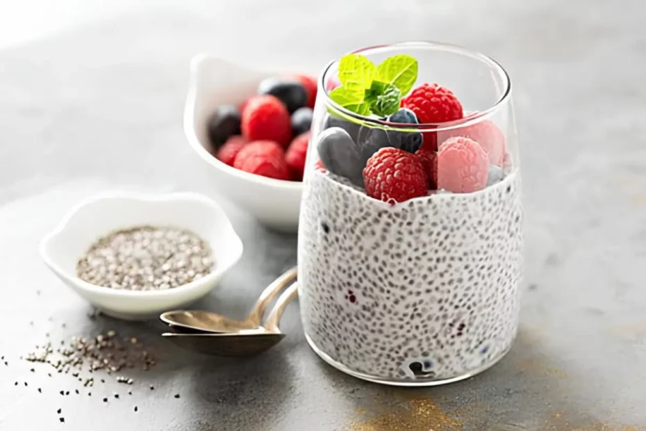 duas taças de Pudim de chia de baunilha e framboesa low carb