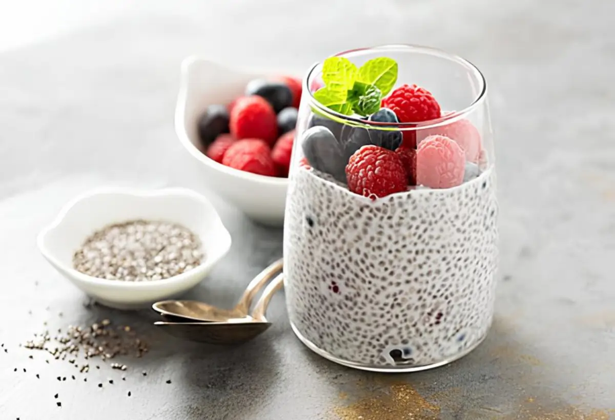 duas taças de Pudim de chia de baunilha e framboesa low carb