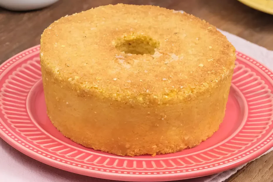 Um prato com um bolo de flocão de milho de liquidificador.