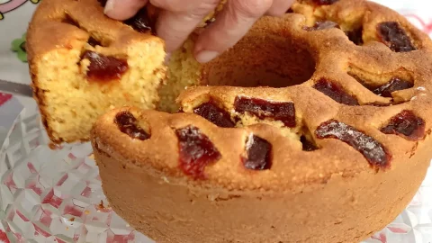 Um bolo de flocão de milho com goiaba.