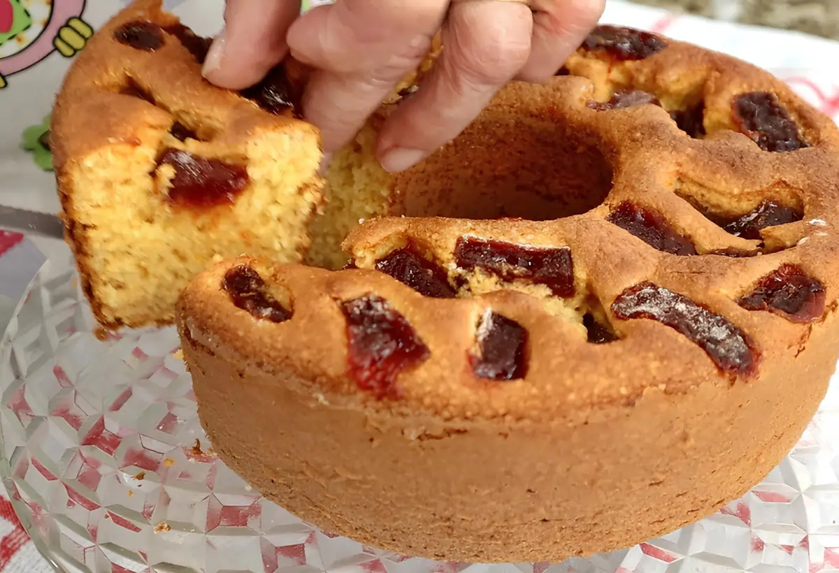 Um bolo de flocão de milho com goiaba