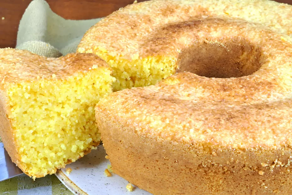 Um prato com bolo de flocão de milho sem farinha.