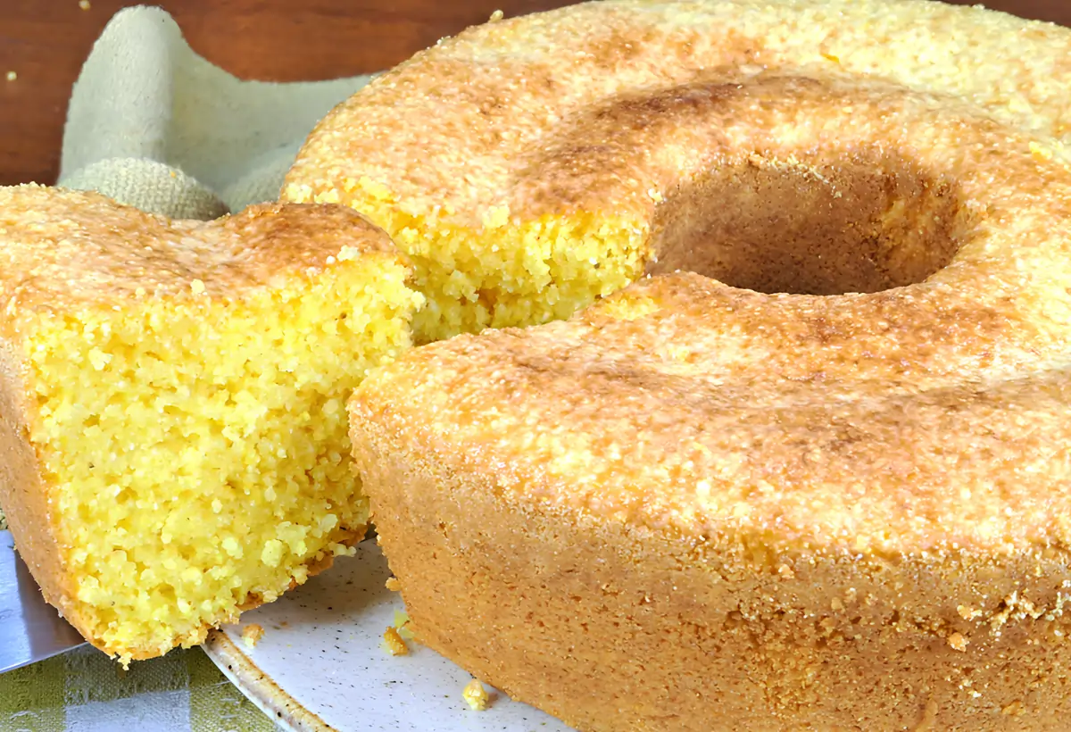 Um prato com bolo de flocão de milho sem farinha.