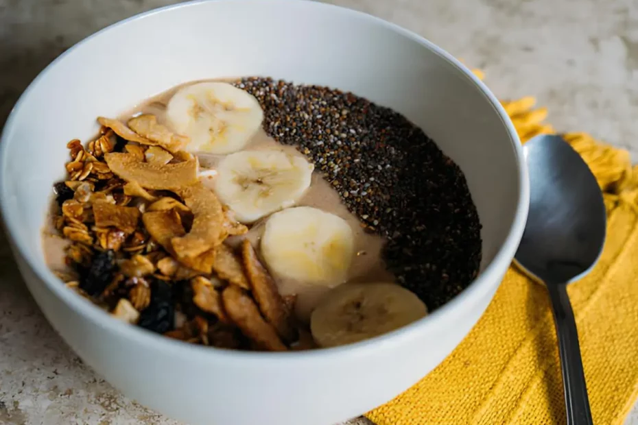 Uma tigela de Smoothie bowl de cacau e banana low carb pronto para ser servido.