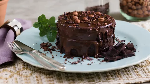 Um prato com um Bolo de avelã com chocolate low carb pronto para ser servido.