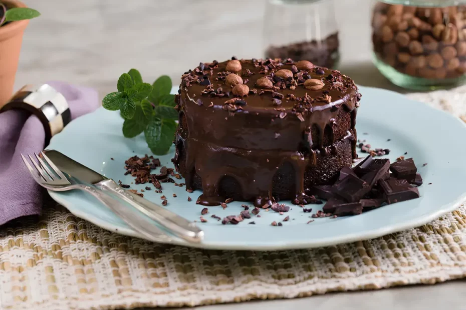 Um prato com um Bolo de avelã com chocolate low carb em cima de uma mesa para ser servido.