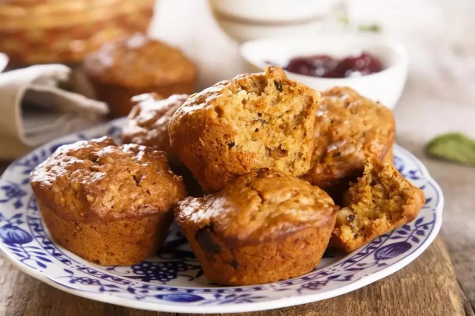 Um prato com Muffins de abóbora e chocolate low carb.