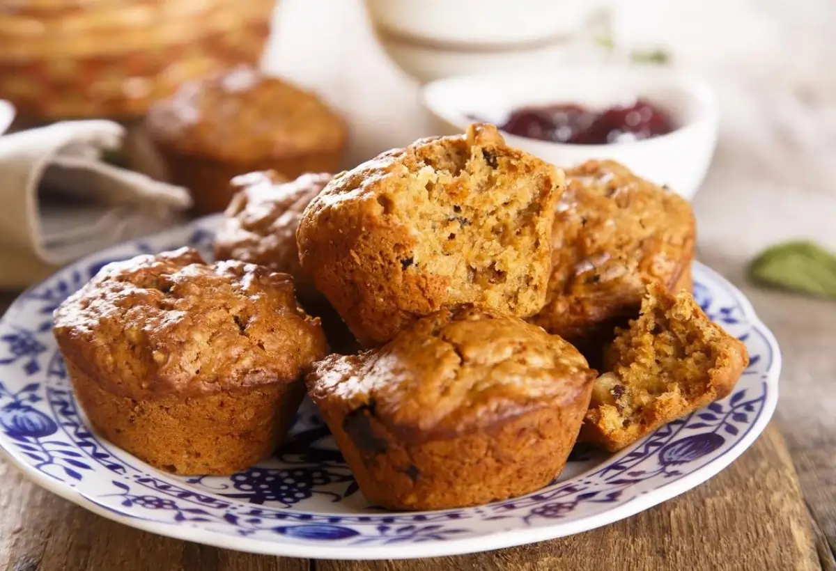 Um prato com Muffins de abóbora e chocolate low carb.