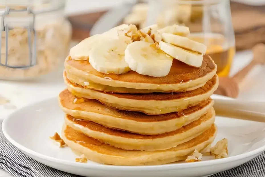 um prato com várias panquecas com banan fit.