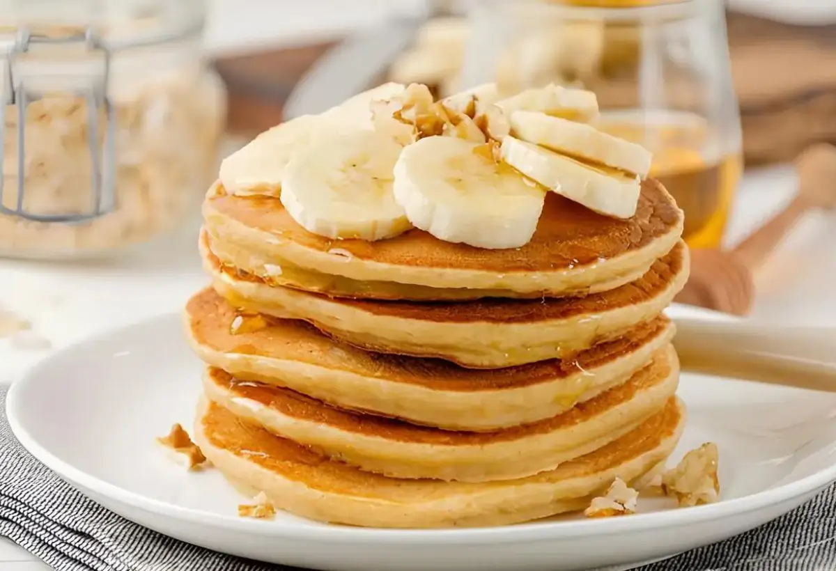 um prato com várias panquecas com banan fit.