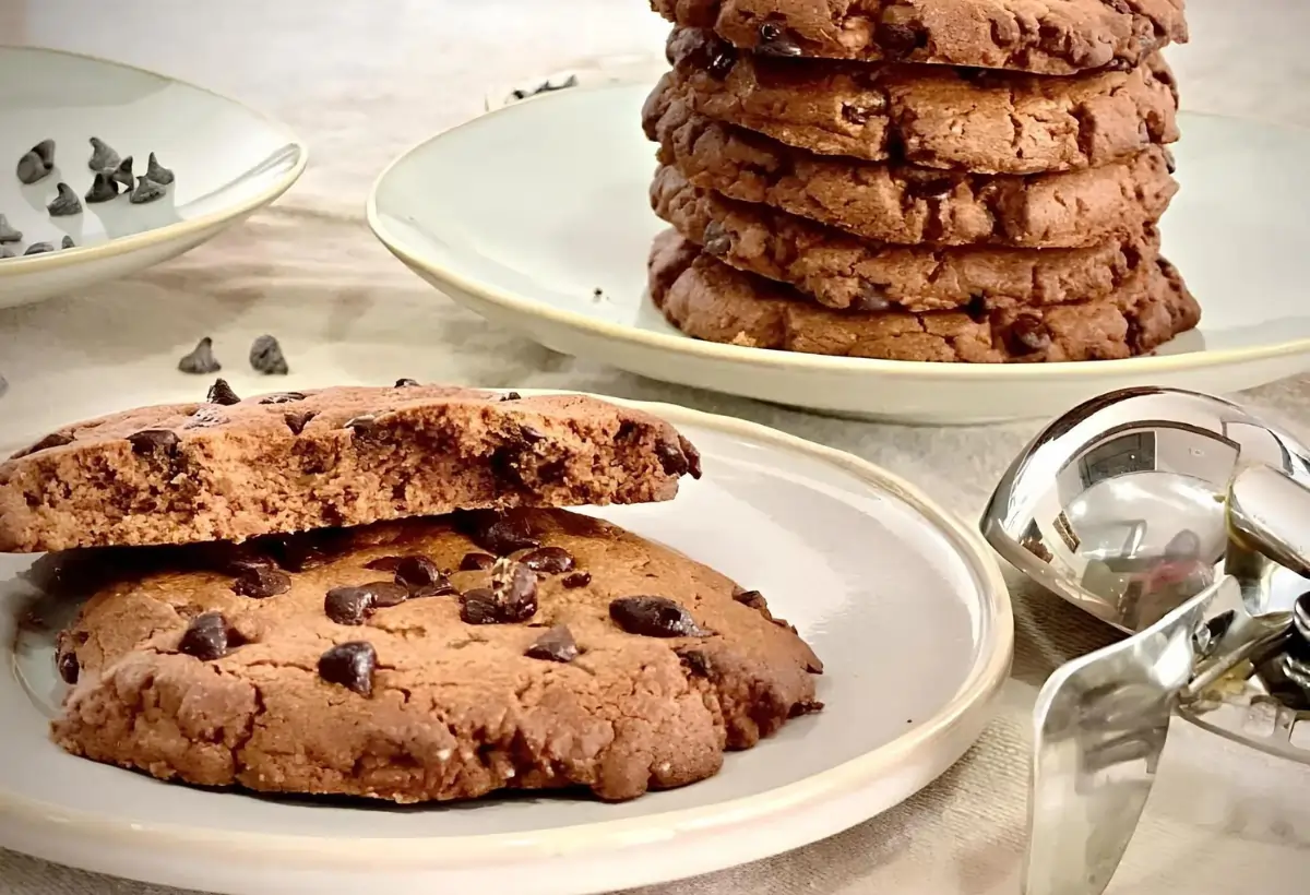 Um prato com vários Cookie fit de pasta de amendoim prontos para serem servidos.