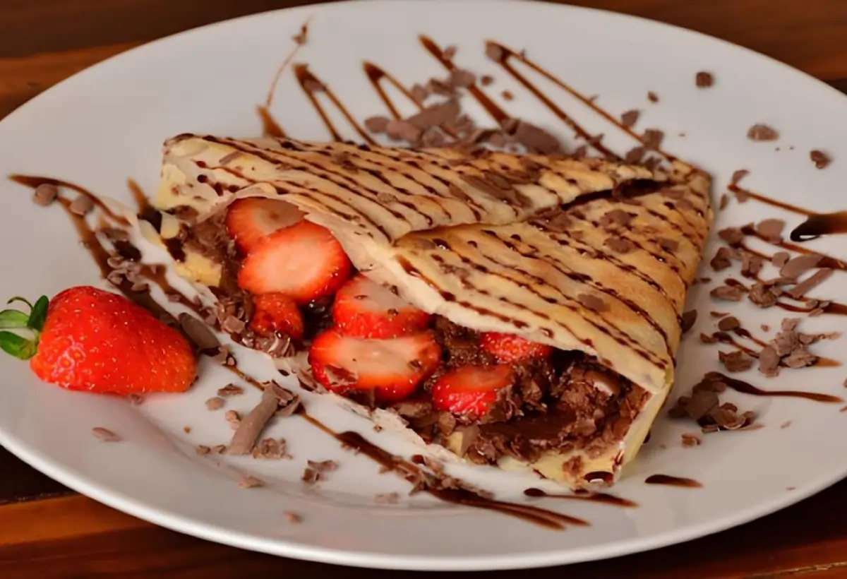 um prato com Rap10 Wrap de Banana, Morango e Chocolate