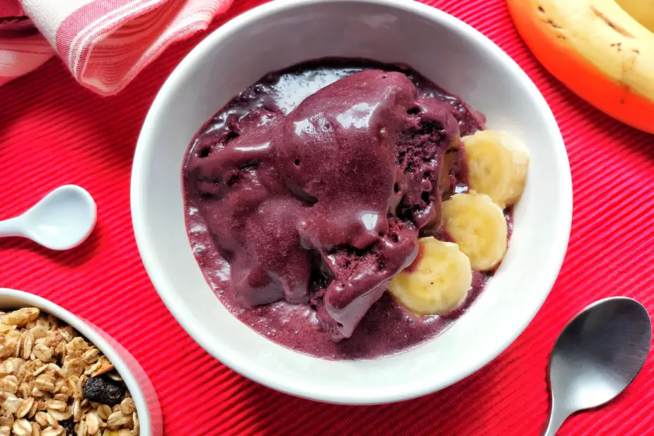 Uma tigela com sorvete de açaí fit.