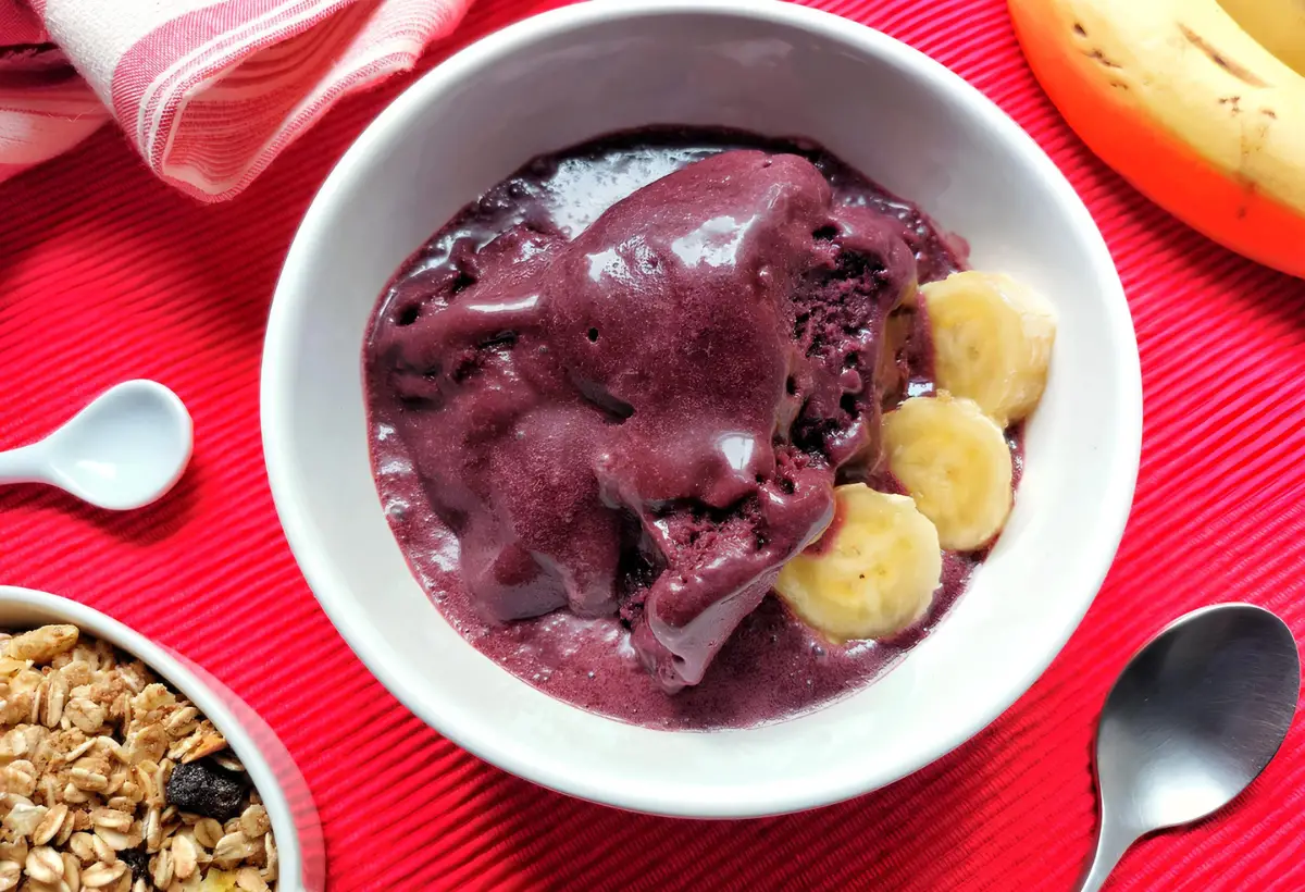 Uma tigela com sorvete de açaí fit.