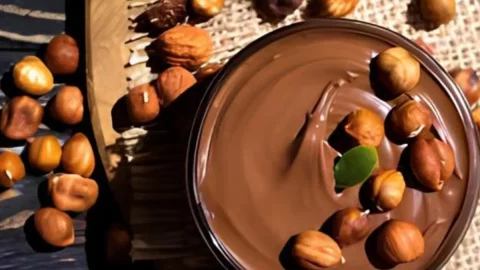 Uma tigela com Mousse de chocolate e avelã low carb.