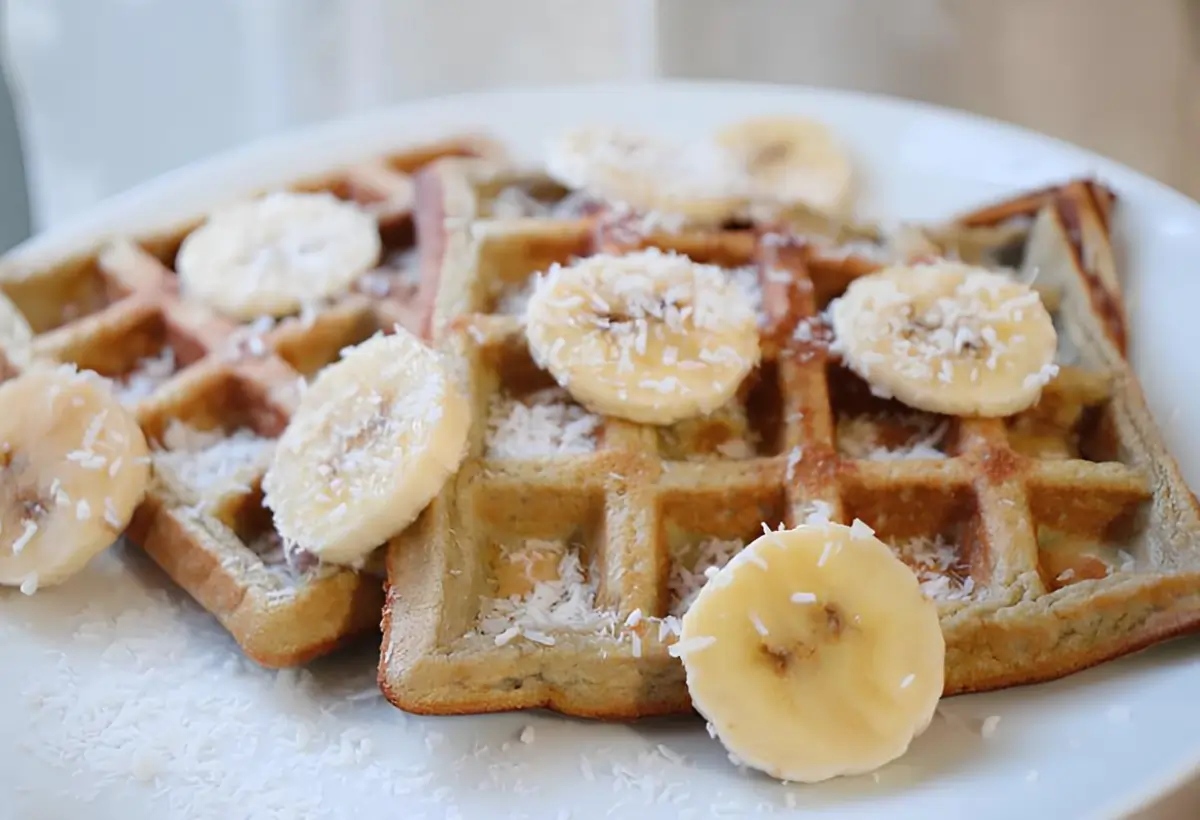 um prato com WAFFLES DE COCO E BANANA