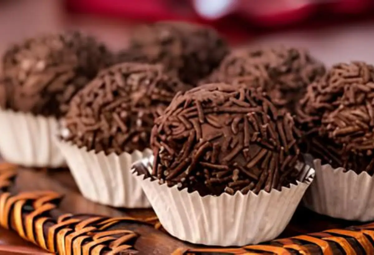 Vários brigadeiros de cacau fit prontos para serem servidos.