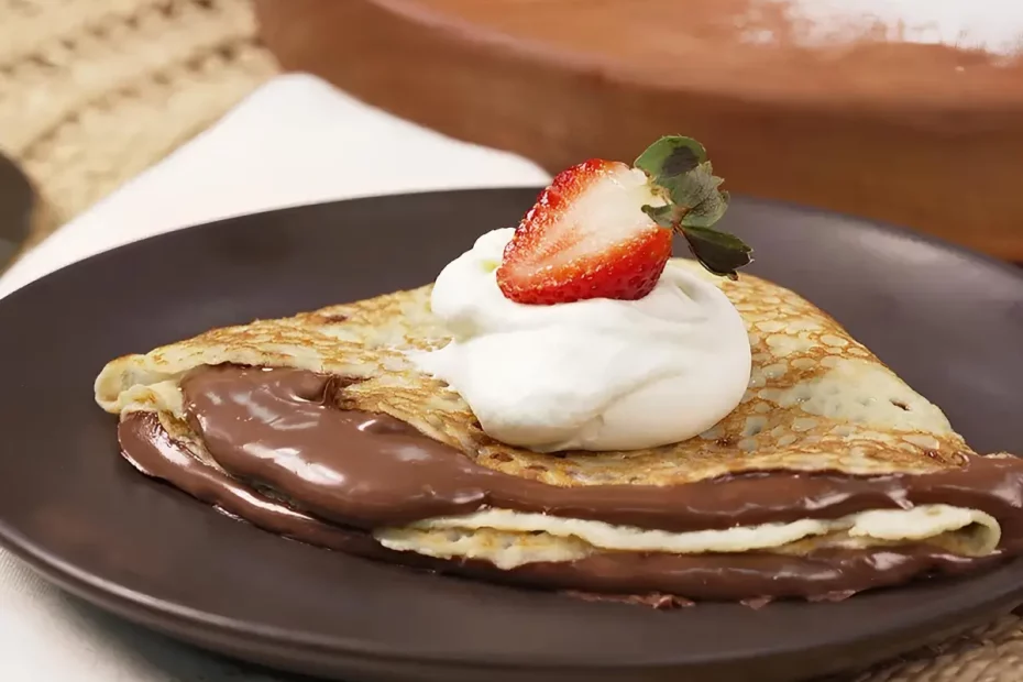 Um prato com Crepes de chocolate low carb com recheio de creme de avelã