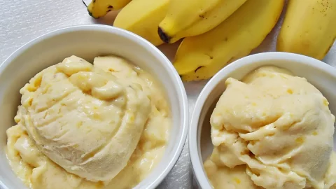 Duas tigelas com sorvete de banana fit.