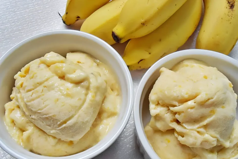 duas tigelas com sorvetes de banana fit