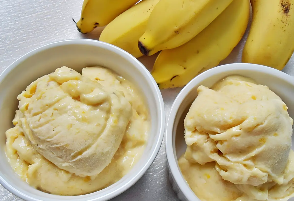 duas tigelas com sorvetes de banana fit