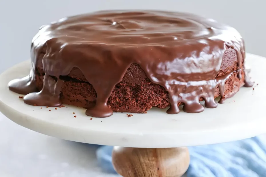 Um Bolo de chocolate com cobertura de ganache low carb