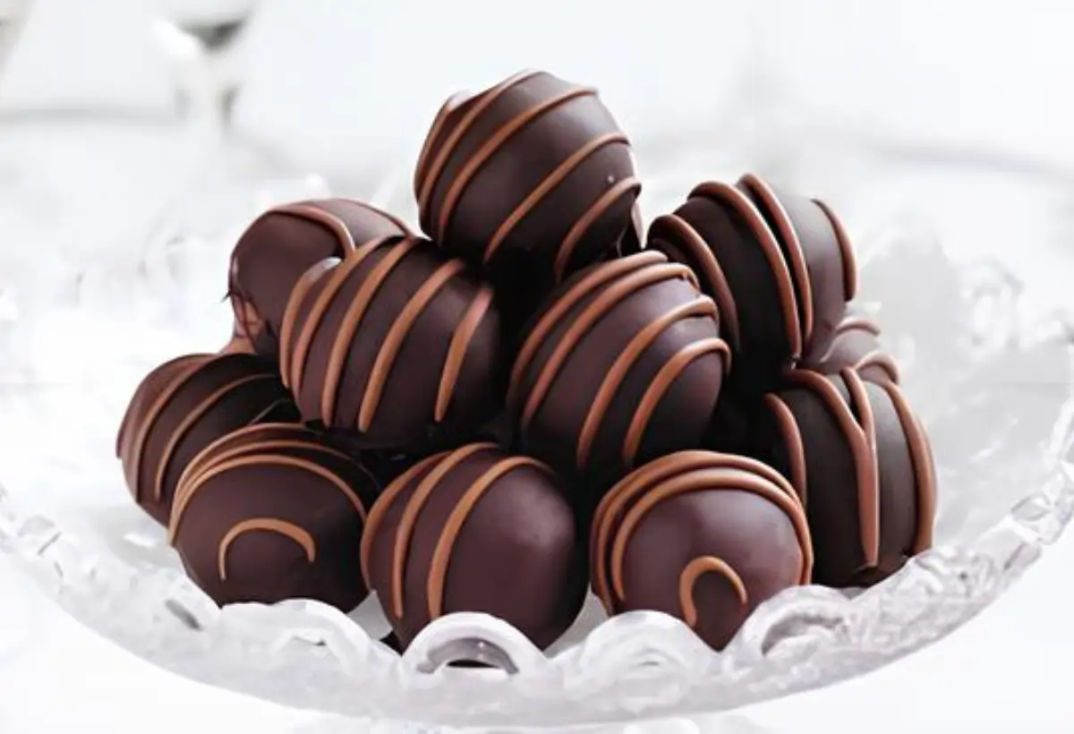 Uma travessa com Trufas de chocolate low carb