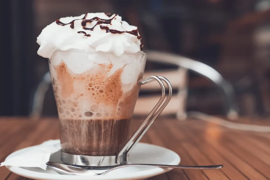 Uma taça com Gelado de café com chantilly low carb.