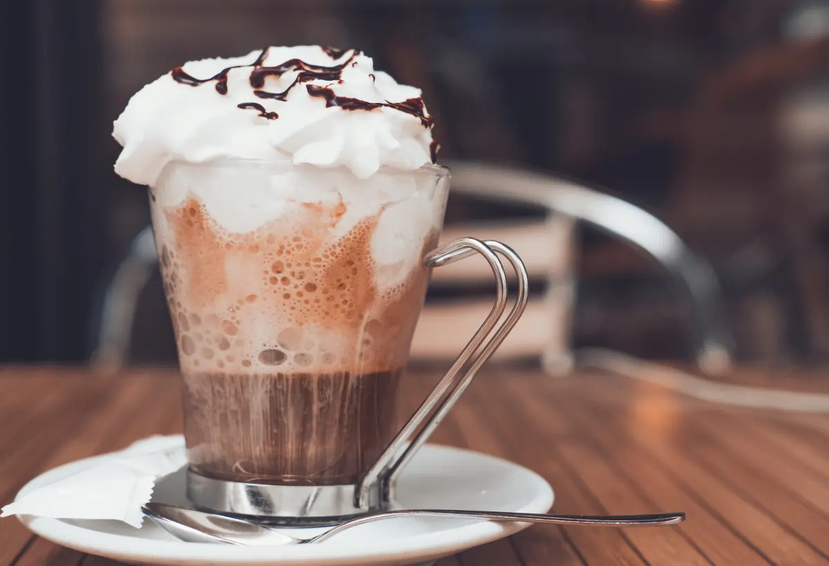 Uma taça com Gelado de café com chantilly low carb.