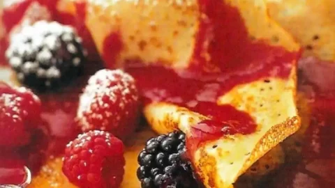 Crepes de Amêndoa Low Carb com Recheio de Frutas Vermelhas