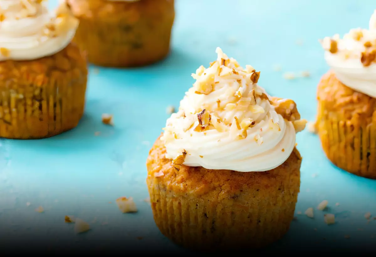 um cupcake de gengibre em cima de uma mesa decorada.