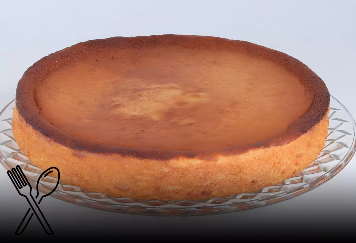 um prato com um bolo de tapioca sem leite pronto para ser servido.