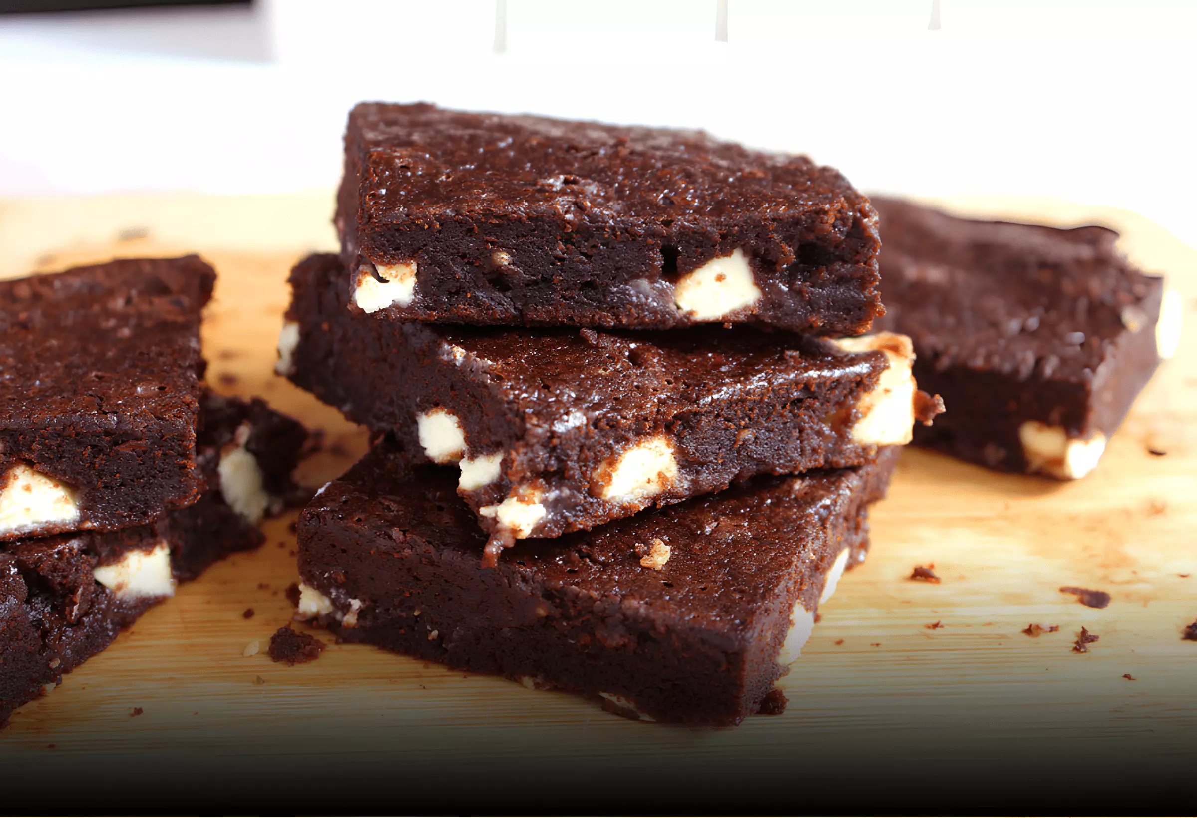 vários brownie de tapioca em cima de uma tábua de madeira.