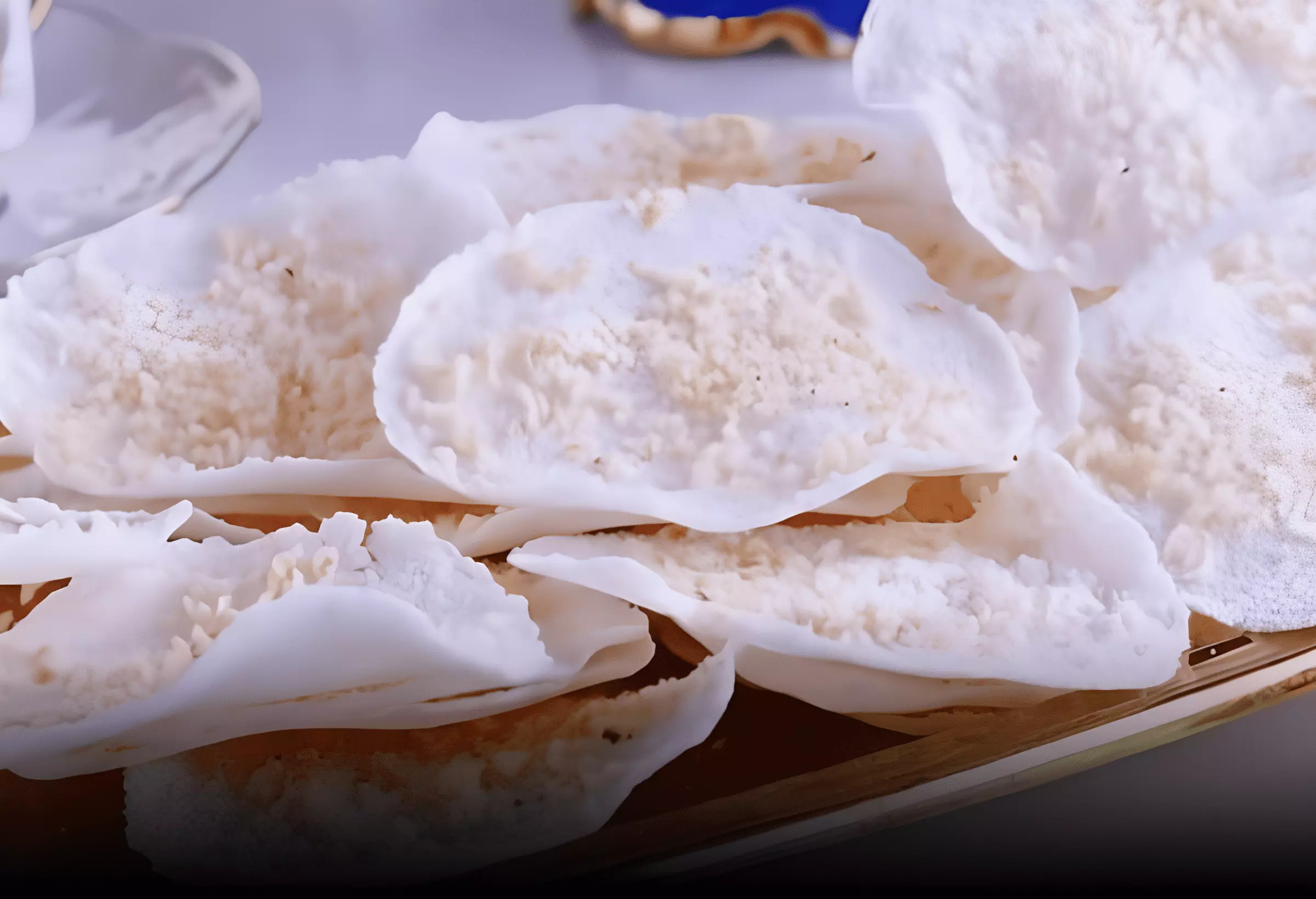 um pratos com beiju de tapioca prontos para seres servidos.